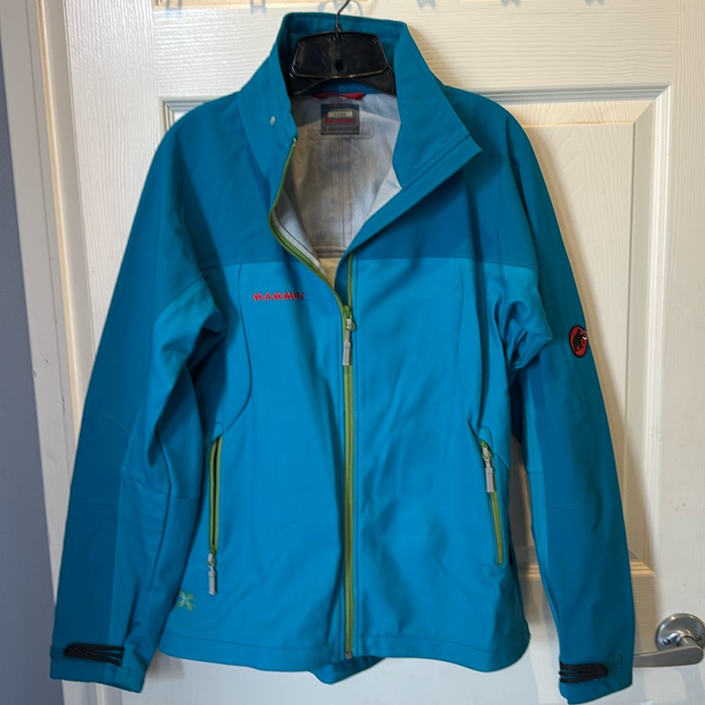Women’s Mammut soft shell ￼
Beautiful colors